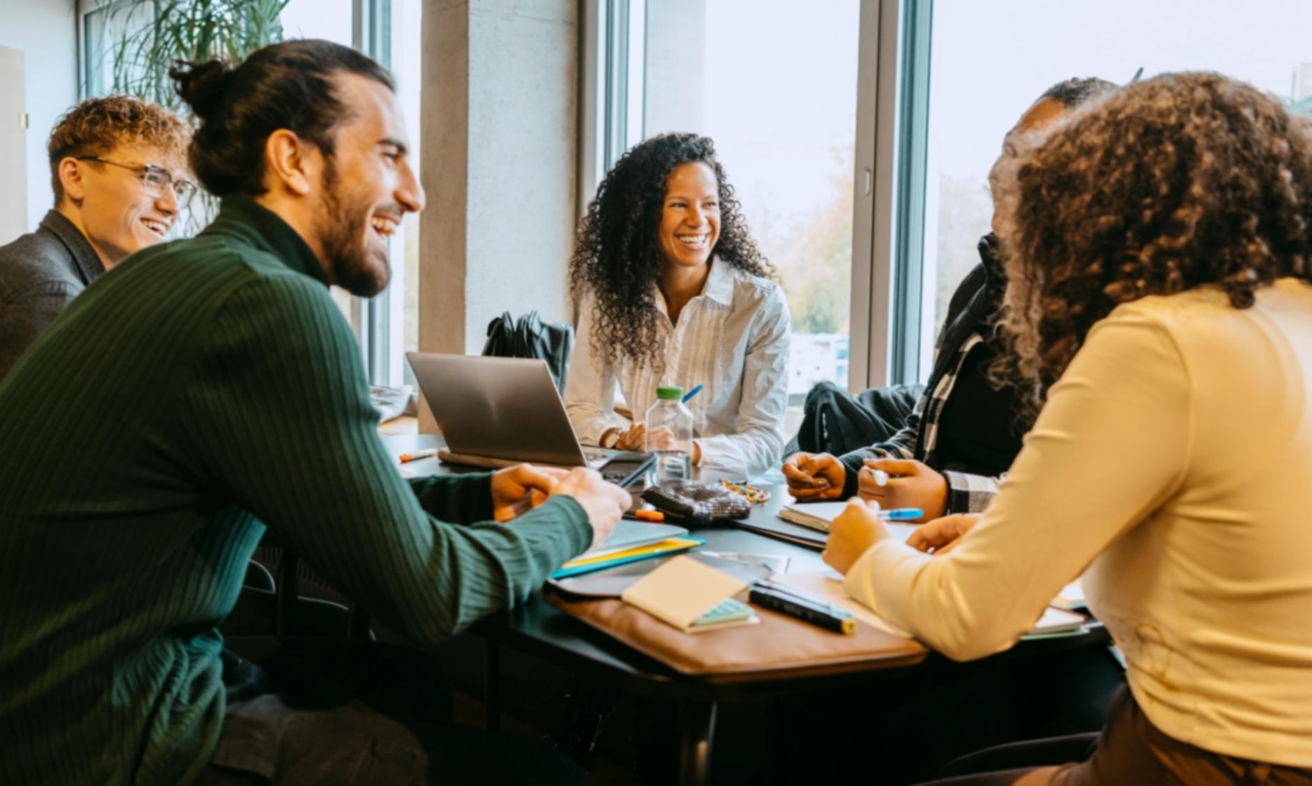 Estudiante analizando casos complejos de flujo de efectivo con herramientas profesionales