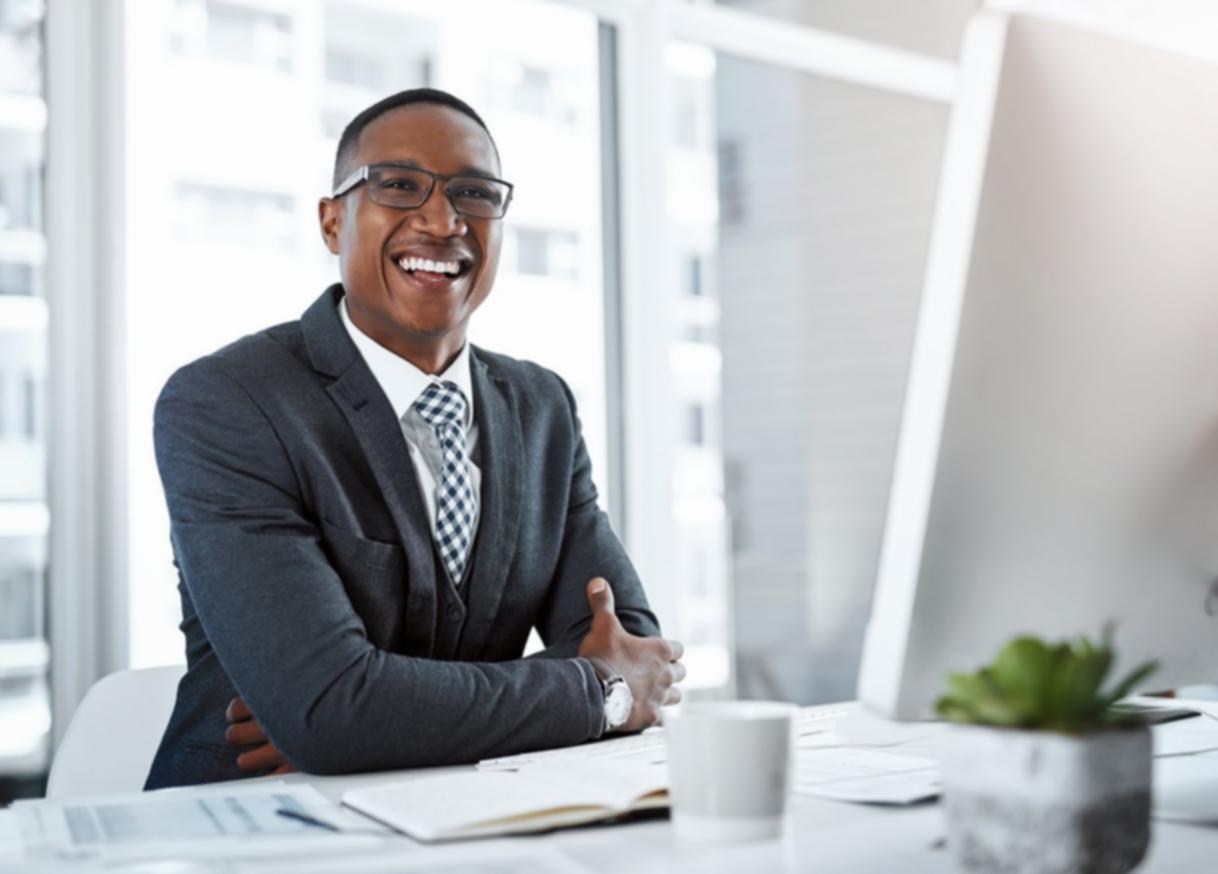 Estudiantes trabajando en análisis de flujo de efectivo colaborativo