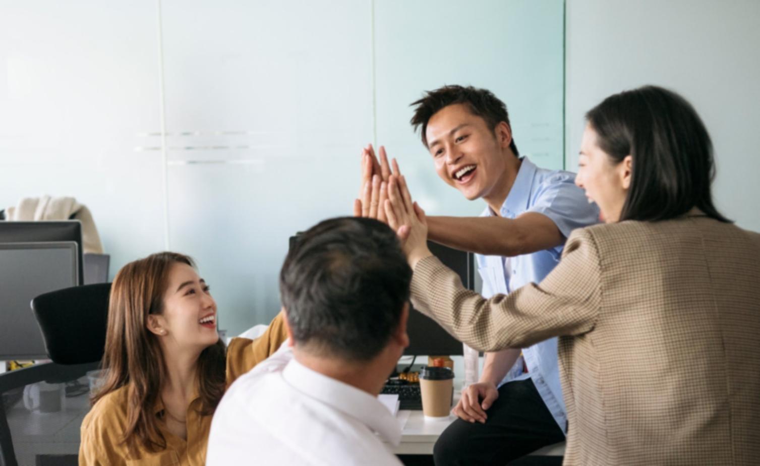 Plataforma educativa interactiva mostrando herramientas de gestión de flujo de efectivo