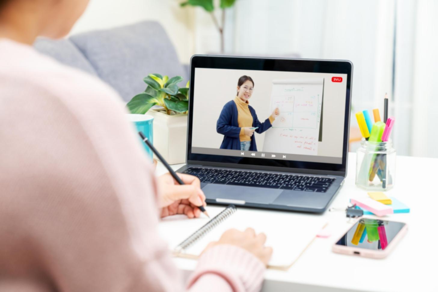 Estudiantes internacionales participando en cursos de gestión de flujo de efectivo