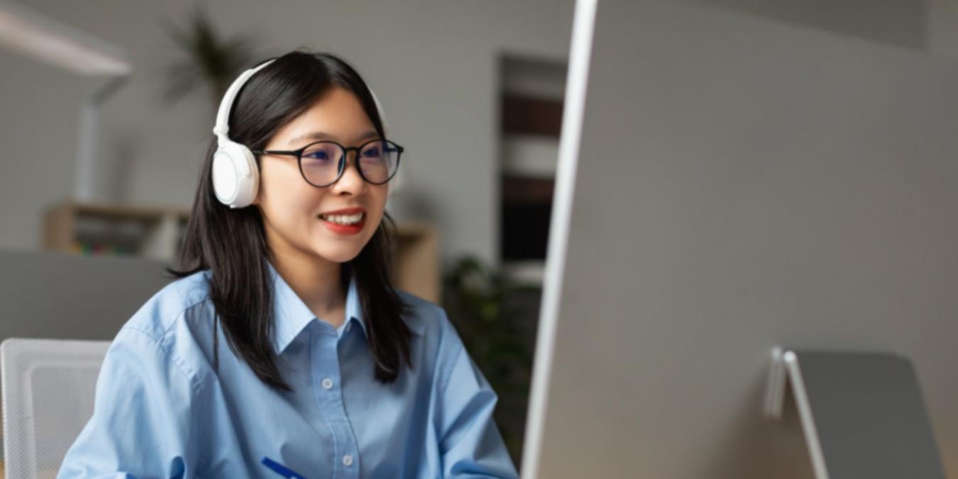 Estudiantes internacionales utilizando recursos digitales para aprendizaje financiero